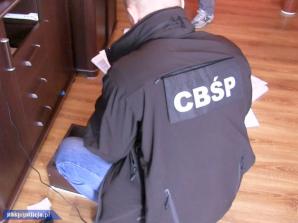 [VIDEO] Boss grupy przestępczej ukrył się w gołębniku przed policjantami CBŚP