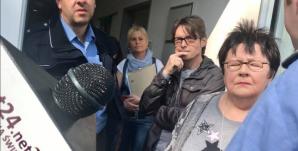 [VIDEO] - Raus! - tym agresywnym rozkazem niemiecki policjant wypchnął naszego redaktora sprzed siedziby Jugendamt w Sulzbach/Saar! Rodzice nie odzyskali dziś 8-letniego Adasia! Szok w Polsce i Niemczech!