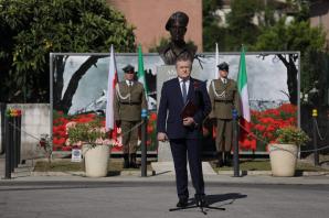 Generał Anders – najlepszy dowódca, kochany i podziwiany przez swoich żołnierzy. Piotr Gliński przed popiersiem generała Władysława Andersa w miejscowości Cassino 