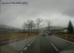 Ukradł busa, uciekał przed policjantami i uderzył w inne auto, zaraz po tym został zatrzymany