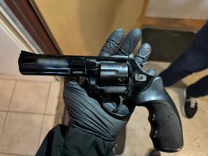 [VIDEO] Włamał się do domu i strzelał do jego właściciela – został zatrzymany w specjalnej kryjówce