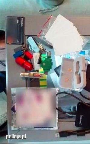 Oszuści działający metodą „na prezesa” od dwóch małopolskich firm próbowali wyłudzić 985 tys. dolarów i 985 tys. euro