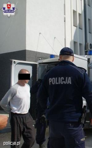 Zaryglowali drzwi w aucie i pozbawili wolności 19-latkę