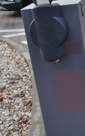 Chciał wyładować złość, dlatego uszkodził lampę i szlaban. Policjanci zatrzymali podejrzanego