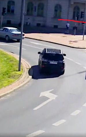 [VIDEO] Szczególna ostrożność i ograniczone zaufanie – to o nich często zapominają kierowcy i piesi. Plac Bema w Olsztynie - 67-letni kierowca potrącił kobietę.