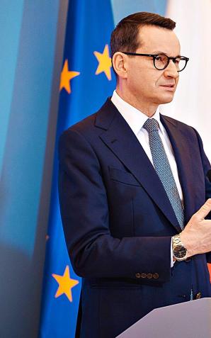 Premier Mateusz Morawiecki: Polacy nie powinni żyć w cieniu wielkich wież wiatrowych