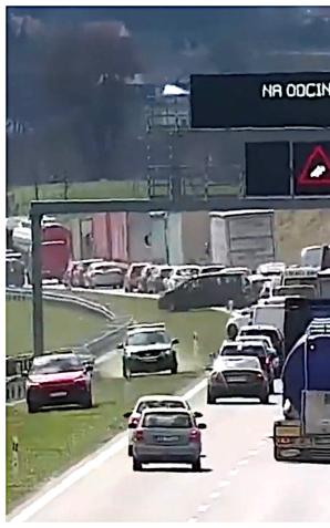 [VIDEO] Ku przestrodze, zawracanie i jazda pod prąd na drodze ekspresowej