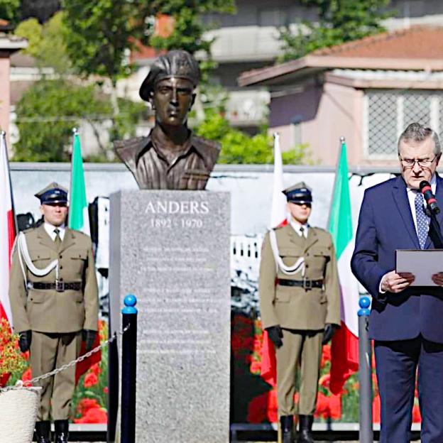 Generał Anders – najlepszy dowódca, kochany i podziwiany przez swoich żołnierzy. Piotr Gliński przed popiersiem generała Władysława Andersa w miejscowości Cassino 