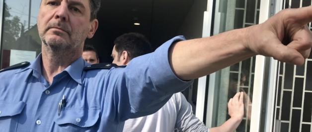 [VIDEO] - Raus! - tym agresywnym rozkazem niemiecki policjant wypchnął naszego redaktora sprzed siedziby Jugendamt w Sulzbach/Saar! Rodzice nie odzyskali dziś 8-letniego Adasia! Szok w Polsce i Niemczech!