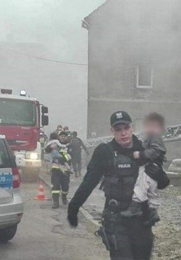 Policjanci i strażacy ratowali życie ludzkie podczas pożaru budynku