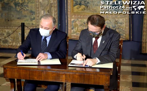 [VIDEO] Zamek Królewski na Wawelu przygotowuje się do uruchomienia stałej wystawy nowego Skarbca Koronnego. Od grudnia nowym mecenasem jest PGE Polska Grupa Energetyczna